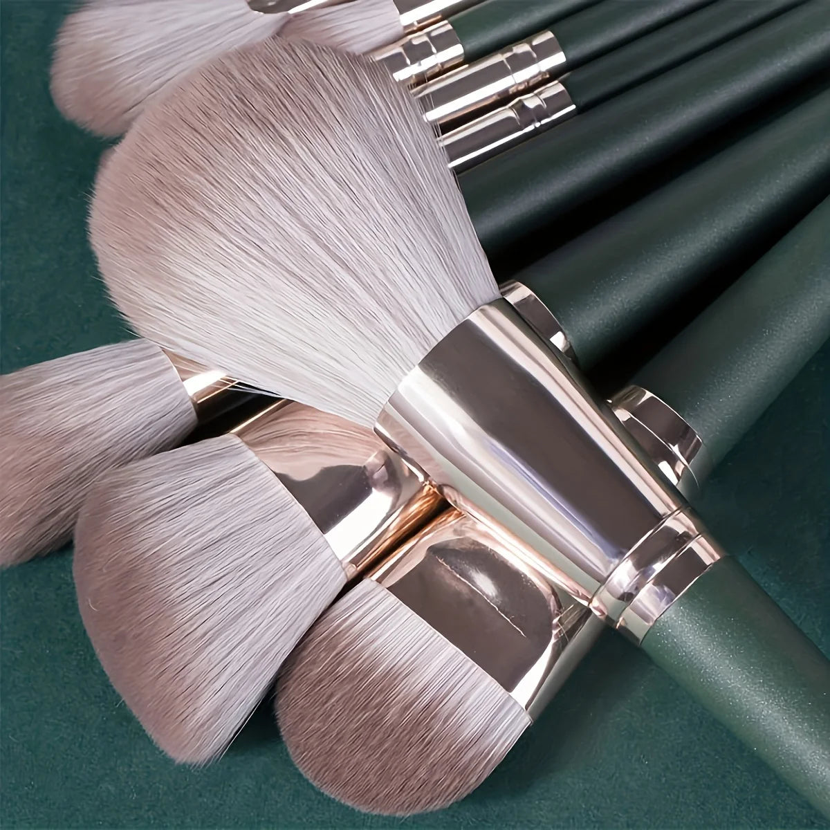 14-Piece Luxury Makeup Brush Set โ Soft Full Face & Eye Brushes for Pro Makeup